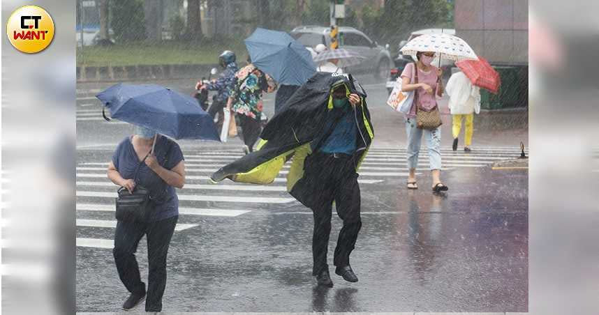 烟花颱風靠近，台灣各地出現大風雨。（示意圖／黃威彬攝影）