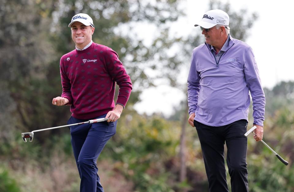 Justin Thomas (links) und sein Vater Mike Thomas verlassen während der Endrunde des PNC Championship-Golfturniers in Orlando am 18. Dezember 2022 das dritte Grün.
