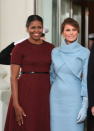 <p>Vanessa Friedman, chiquissime patronne de la mode au New York Times, a décrypté le style de la désormais ex-First Lady : "Comme Jacqueline Kennedy et Nancy Reagan, madame Obama a compris que la mode est un moyen de créer l'identité d'une administration. Mais contrairement à toute autre première dame, au lieu de la considérer comme un uniforme auquel elle devait se conformer, avec les règles et les limites que ça implique, elle l'a vue comme une possibilité d'élaborer son indépendance et sa différence." En clair : Michelle Obama a associé caractère et intelligence, et transformé une obligation poussive en arme de séduction massive. En sera-t-il de même pour la nouvelle First Lady ?Crédit photo : capture d’écran </p>