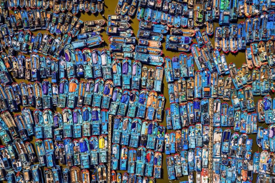 Vista aérea de botes congregados en Quang Ngai en Vietnam