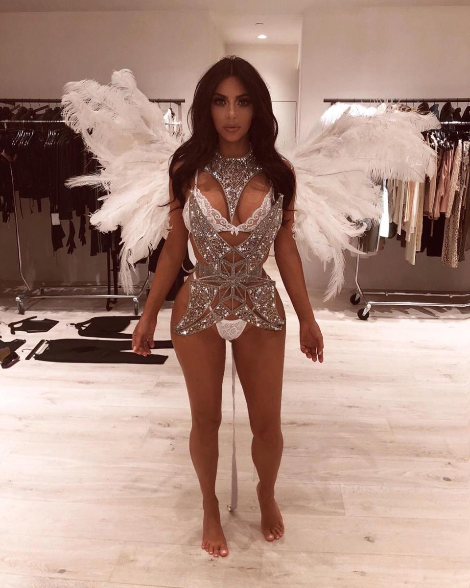 Kim Kardashian recuerda la noche en que fue angelito de Victoria’s Secret. <a href="https://www.instagram.com/kimkardashian/?hl=en" rel="nofollow noopener" target="_blank" data-ylk="slk:Foto: Kim Kardashian/Instagram;elm:context_link;itc:0;sec:content-canvas" class="link ">Foto: Kim Kardashian/Instagram</a>