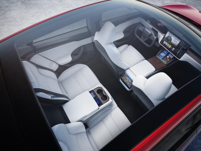 El interior del sedán Tesla Model S 2021.
