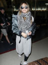<p>Heidi Klum macht den Lässig-Look zum Modestatement. Das Model ließ sich am Flughafen von Los Angeles im bequemen Sweaterkleid, in einer Satin-Bomberjacke und einem karierten Schal blicken. Dazu kombinierte sie schwarze Leggings und Sneakers. (Bild: Splash News) </p>