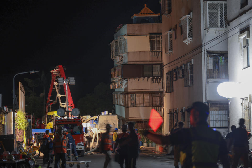 台北市中山區大直街連棟民宅發生傾斜，甚至有棟民宅的一樓已變地下室。詳細事故發生原因待調查。（郭吉銓攝）