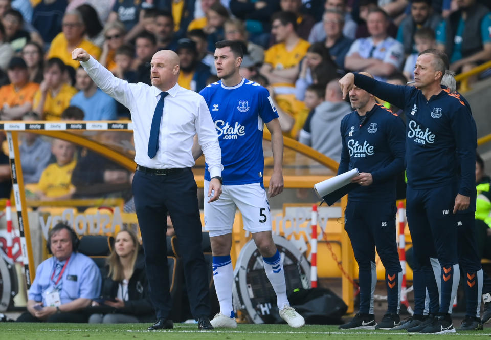 WOLVERHAMPTON, ENGLAND - MAY 20: Sean Dyche, Manager of Everton, gives the team instructions during the Premier League match between Wolverhampton Wanderers and Everton FC at Molineux on May 20, 2023 in Wolverhampton, England. (Photo by Shaun Botterill/Getty Images)