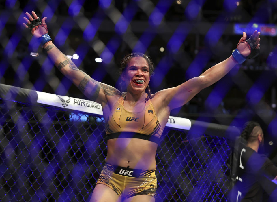 Amanda Nunes celebra tras derrotar a Julianna Peña en el combate por el título de peso gallo de artes marciales mixtas, el sábado 30 de julio de 2022, en Dallas. (AP Foto/Richard W. Rodríguez)