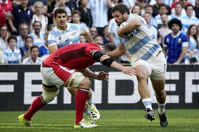 El capitán Julián Montoya intenta dejar atrás el tackle de Will Rowlands; Tomás Cubelli se prepara para intervenir en un inminente ruck.