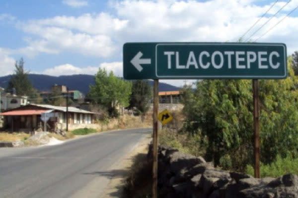 indicación en un camino para llegar a tlacotepec, puebla