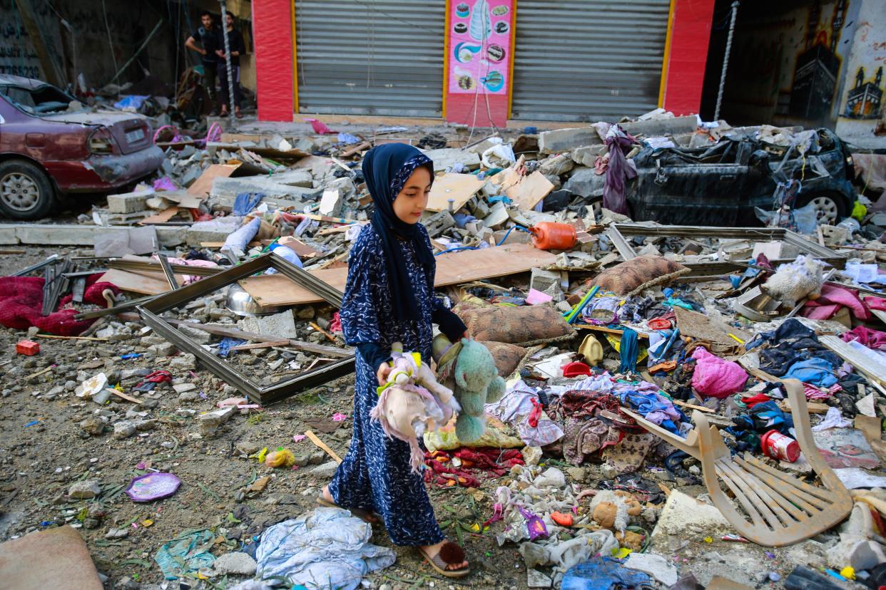 A Palestinian girl in Gaza in the aftermath of an Israeli airstrike. (Photo: SOPA Images via Getty Images)