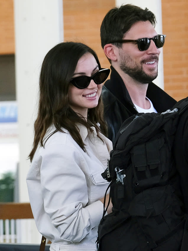 Ana de Armas llega a Venecia con su novio