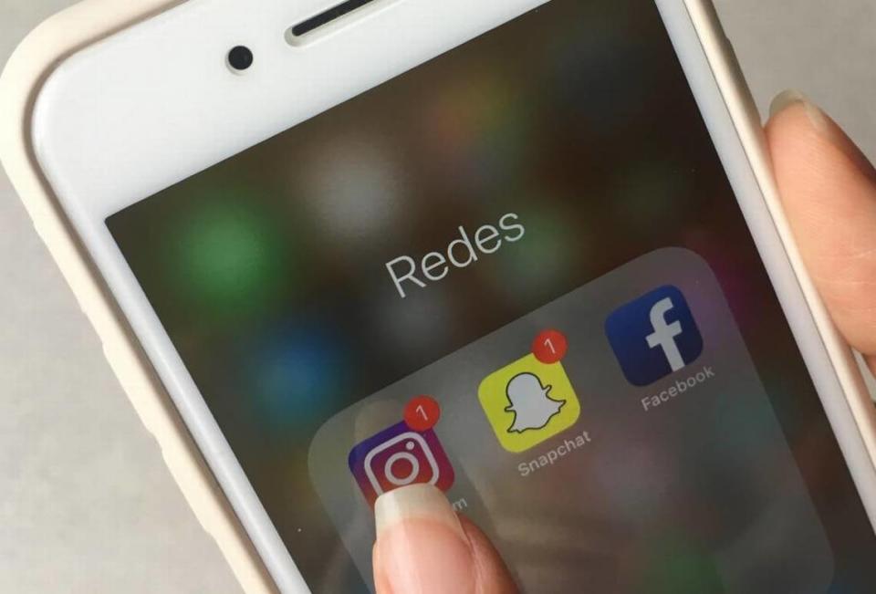 Pantalla de un teléfono donde se ven los íconos de las aplicaciones Instagram (i), Snapchat (c) y Facebook (d), las tres se encuentran en el TOP10 de las aplicaciones con más usuarios.