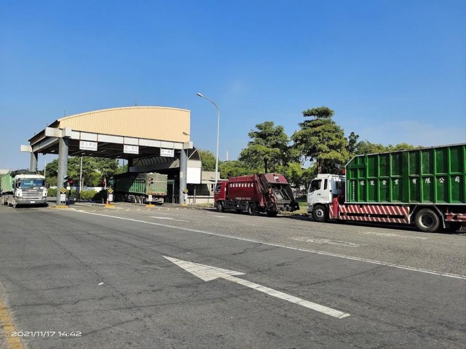 高雄市焚化廠將逐步拒收外縣市的事業廢棄物，以改善垃圾焚燒造成的空污問題，未來也會加強查核進廠的垃圾來源。   圖：高雄市環保局／提供