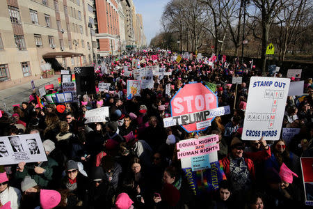 Manifestantes participan en la Marcha de las Mujeres en Manhattan, Nueva York