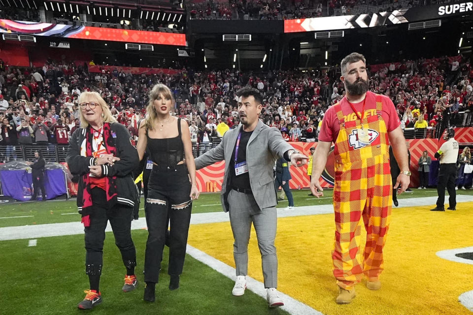 Taylor Swift, Donna Kelce, Jason Kelce (Julio Cortez / AP)