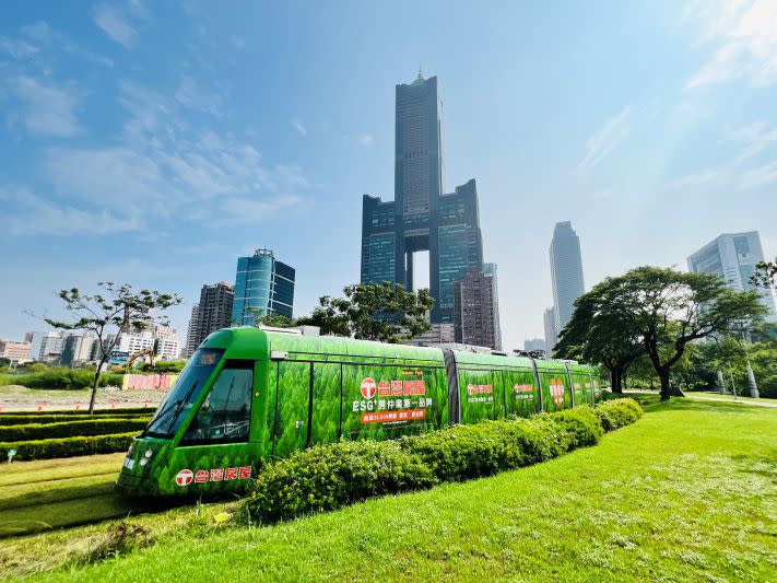 台灣房屋集團打造全台唯一一台森林系輕軌列車「台灣榮耀」正式啟航,為高雄城市添綠(圖-台灣房屋)
