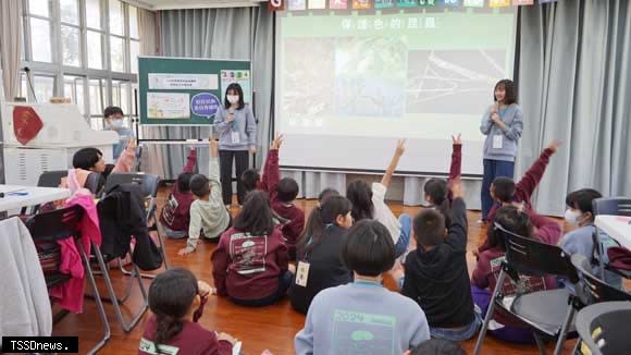 臺藝大國際紅豆社海端營教孩子們認識自然界昆蟲。（圖：全聯佩樺基金會提供）