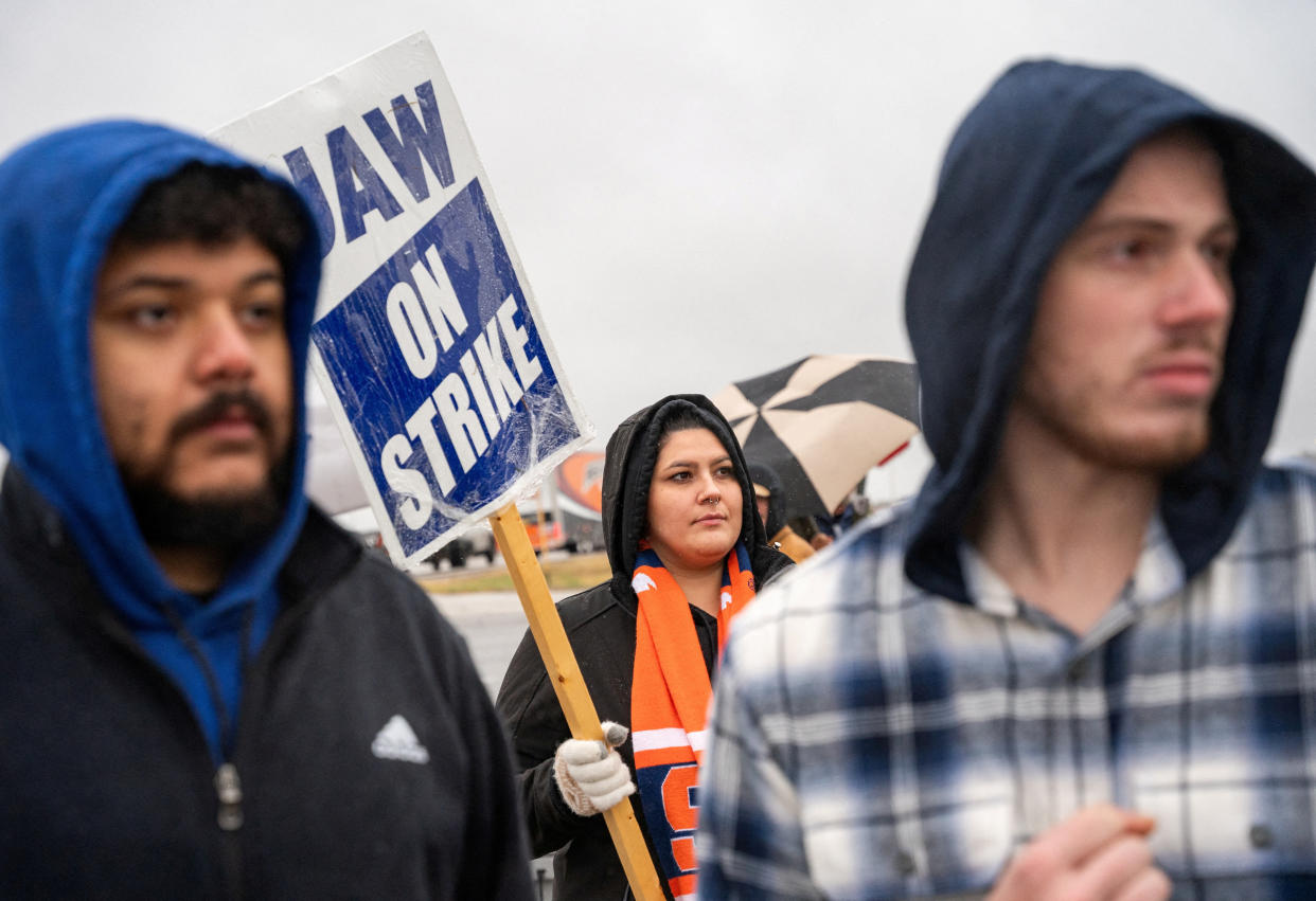 Union members picket General Motors (GM) which is in the midst of a tentative deal being reached with the United Auto Workers (UAW), which expanded its strike over the weekend to the General Motors (GM) engine plant in Spring Hill, Tennessee, U.S.  October 30, 2023.  REUTERS/Seth Herald     TPX IMAGES OF THE DAY