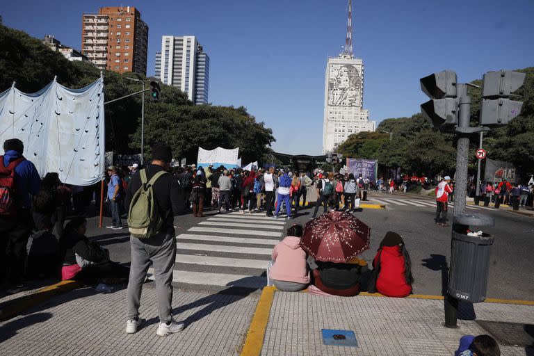 Las distintas organizaciones sociales marchan rumbo al Ministerio de Desarrollo social (foto de una manifestación de mayo)