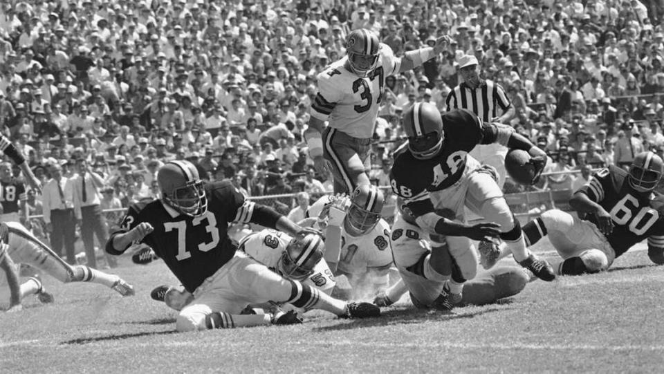 Ernie Green (48) picks up yards for the Cleveland Browns against the New Orleans Saints during a game in 1967.