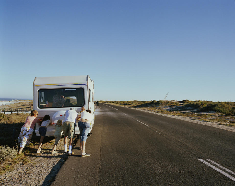 <p>Stiftung Warentest meint: „Ja, gerade bei Urlaubsreisen mit dem Wohnmobil. So haben Sie in Notfällen einen Ansprechpartner. Das spart Nerven.“ Ein Schutzbrief sorgt unter anderem für Hilfe bei einem Unfall oder einer Panne. Die Helfer machen das Fahrzeug wieder flott. Ist ein Werkstattbesuch fällig, wird das Abschleppen organisiert und bezahlt Falls nötig übernimmt der Versicherer auch die Kosten für drei Hotelübernachtungen. Die Reparatur selbst werde aber nicht ersetzt.<br><strong>Den vollständigen Bericht von Stiftung Warentest zum Thema „Urlaub mit dem Wohnmobil“ finden Sie <a rel="nofollow noopener" href="https://www.test.de/FAQ-Urlaub-im-Wohnmobil-was-ist-erlaubt-5153650-0/" target="_blank" data-ylk="slk:hier;elm:context_link;itc:0;sec:content-canvas" class="link ">hier</a> (kostenpflichtig).</strong> </p>