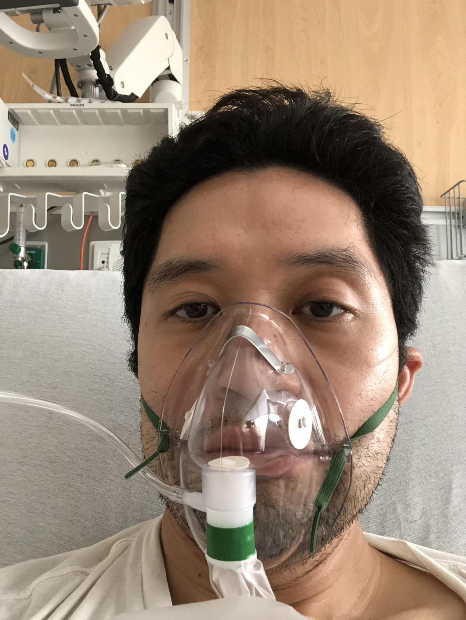 Una selfi que Lat se tomó cuando estaba hospitalizado con covid. (David Lat vía The New York Times)