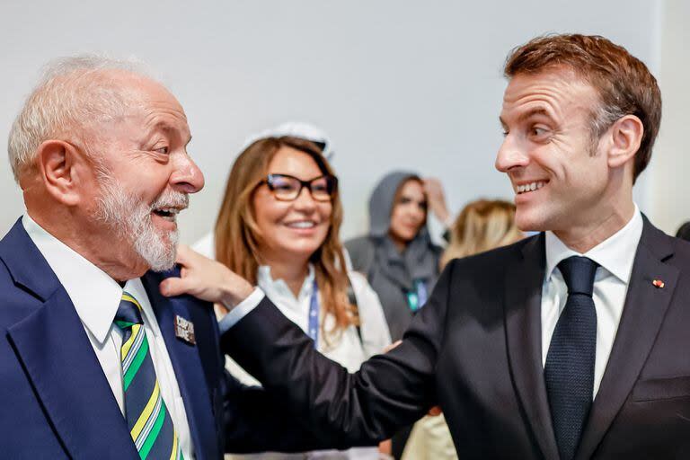 El presidente brasileño Luiz Inácio Lula da Silva (i) se reúne con el presidente francés Emmanuel Macron durante la inauguración de la Conferencia de las Naciones Unidas sobre el Cambio Climático