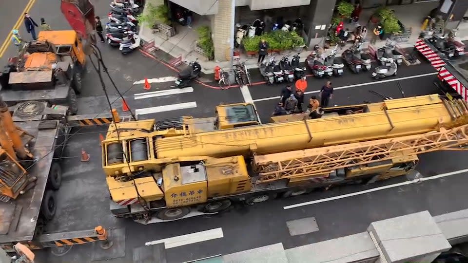 畫面曝光！台中80噸吊車壓垮路面 半個輪胎陷落動彈不得