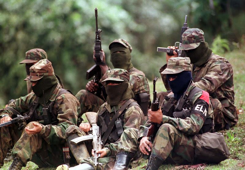 FOTO DE ARCHIVO. Guerrilleros del Ejército de Liberación Nacional (ELN) descansan en una zona montañosa del suroeste de Colombia