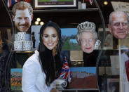 <p>Las caras de los novios, de la reina Isabel y de su marido el duque de Edimburgo en una tienda cercana al castillo donde se celebrará el enlace. (Foto: Frank Augstein / AP). </p>