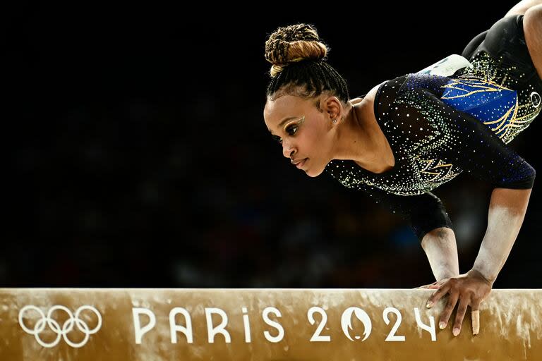 Rebeca Andrade, de Brasil, y todo el equilibrio en la barra de equilibrio durante la clasificación femenina de gimnasia artística 