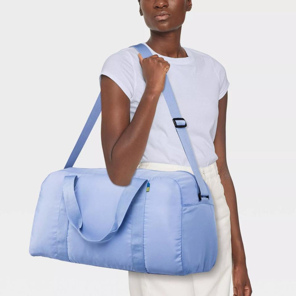 A model wearing the periwinkle duffle fully filled