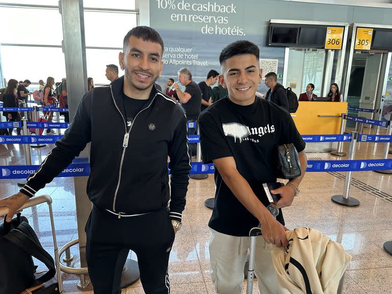 Ángel Correa y Thiago Almada, en el aeropuerto de San Pablo, camino a Qatar