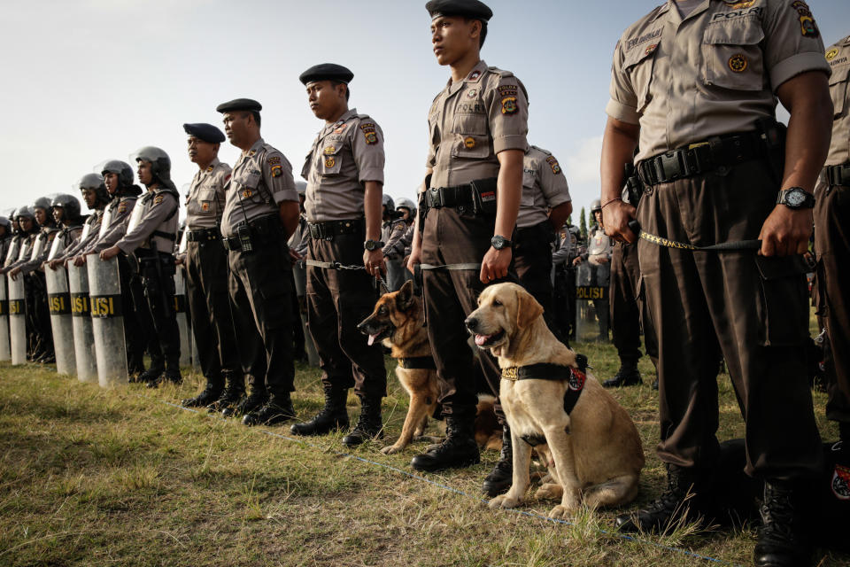 DENPASAR, BALI, INDONESIA - JULY 07:  Indonesian police personnel line up during security preparations on July 7, 2014 in Denpasar, Bali, Indonesia. Indonesian military and police personel are making security preparations for the forthcoming presidential election on 09 July 2014. (Photo by Agung Parameswara/Getty Images)