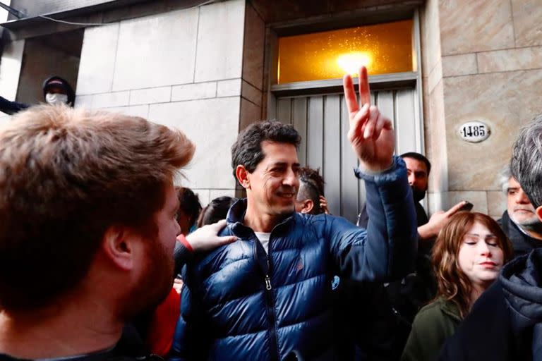 El ministro del Interior, Eduardo De Pedro, en la manifestación que derivó en violencia frente a la casa de la vicepresidenta