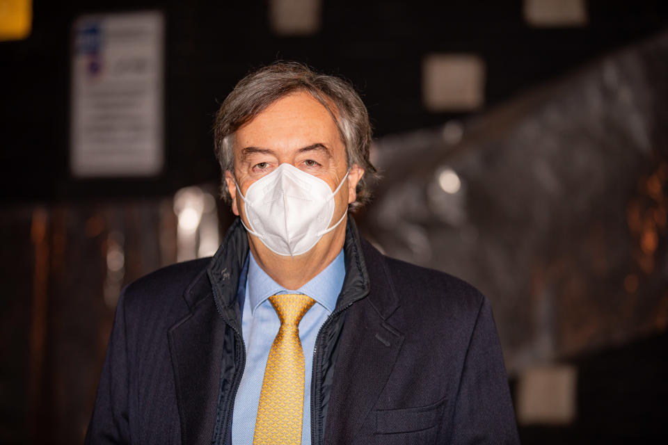 AstraZeneca e terapie preventive, Burioni avverte: 