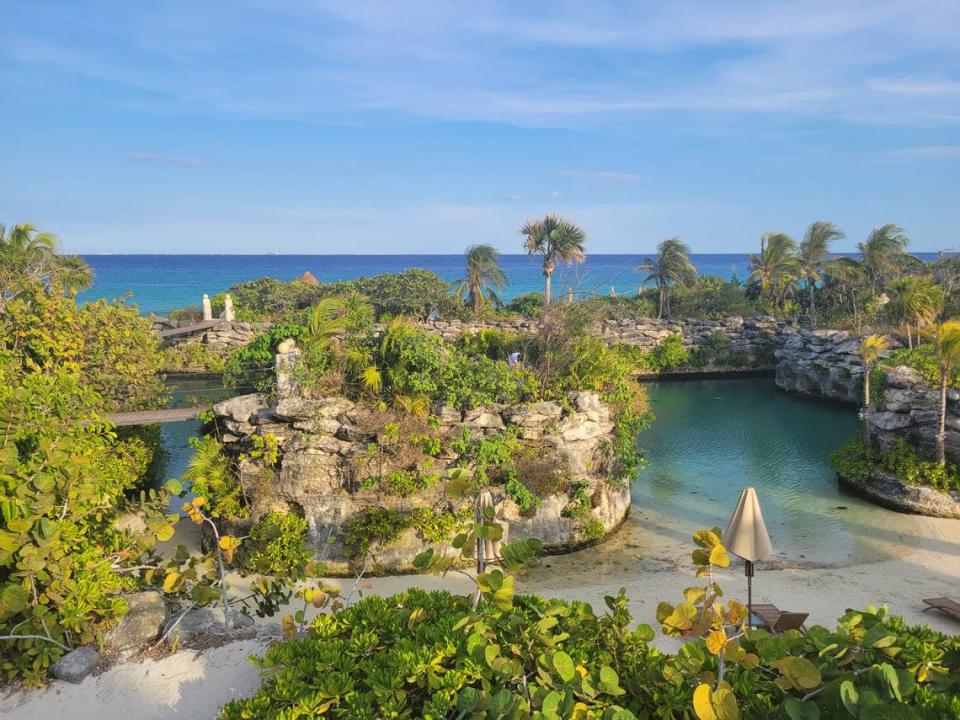 Hotel Xcaret México, con una gran variedad de piscinas y playas, cuenta con actividades acuáticas, incluyendo paddleboard, kayak y esnórquel, también se puede disfrutar de ciclismo por sus muchos trillos y ejercitarse a la intemperie con canchas de tenis.