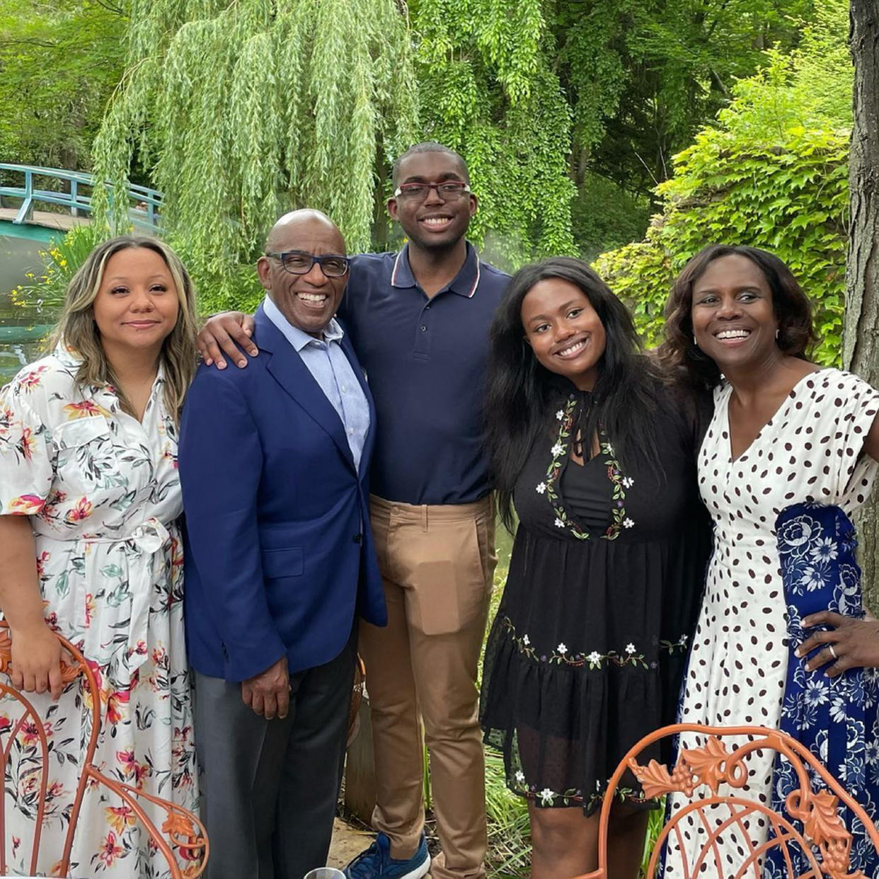 Al is joined by all three of his children — Courtney, Nick and Leila — as well as wife Deborah Roberts, in this sweet family pic. (debrobertsabc / Instagram)