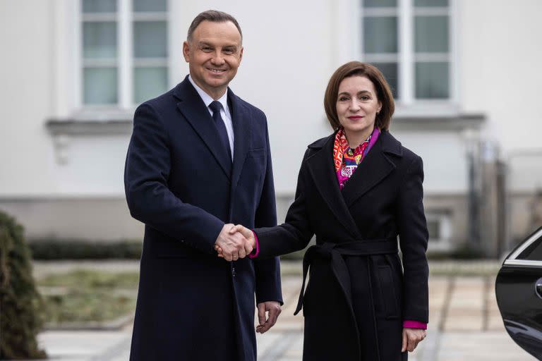 El presidente polaco Andrzej Duda saluda a la presidenta de Moldavia Maia Sandu a su llegada frente al Palacio Belvedere en Varsovia, el 22 de febrero de 2023.