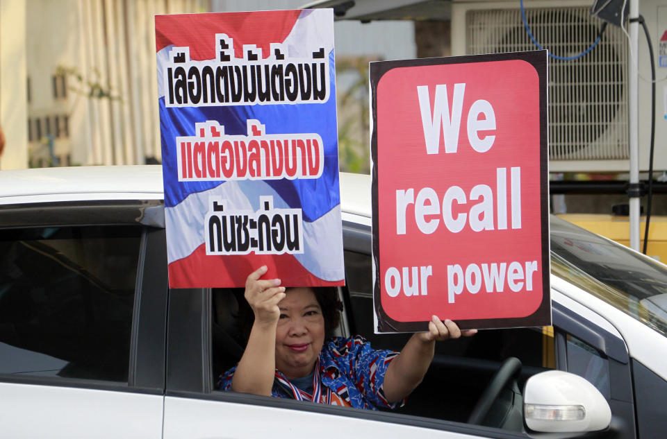 A Bangkok resident shows her support to anti-government protesters outside a polling station during an advance voting in Bangkok, Thailand, Sunday, Jan. 26, 2014. The demonstrators trying to derail a contentious general election scheduled next week in the country swarmed dozens of polling stations Sunday, chaining doors and gates shut and blocking hundreds of thousands of voters from casting advance ballots in the latest blow to the country's increasingly embattled government. (AP Photo/Wason Wanichakorn)