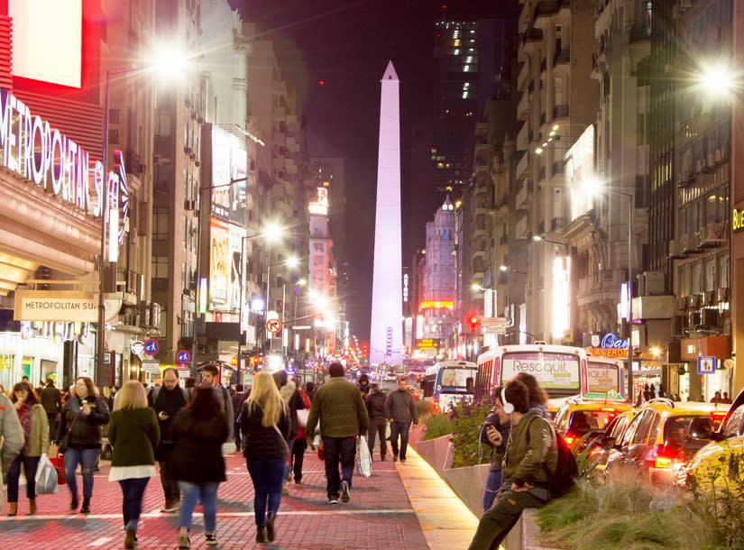 turismo obelisco_noche_gente_luces corta