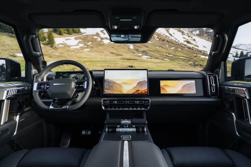 As befits a Chinese car, there are lots of displays: behind the steering wheel, in front of the front passenger, as a head-up in the windscreen and, of course, in front of the centre console. Dongfeng Motor Company/dpa