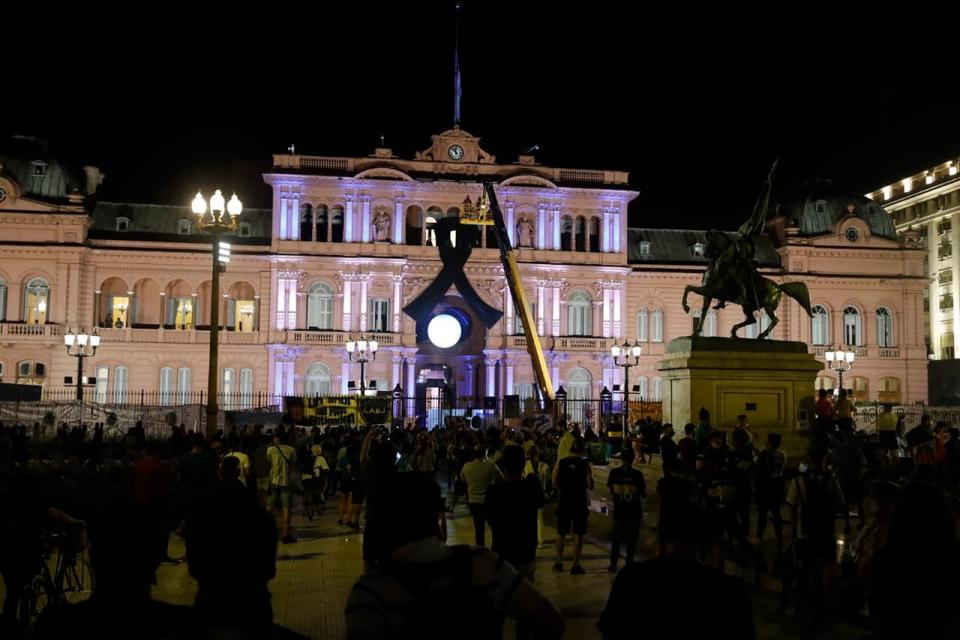 Claudia Villafañe, y Dalma y Giannina, las hijas de Maradona, ingresaron en la Casa Rosada, donde realizarán una ceremonia íntima durante la madrugada