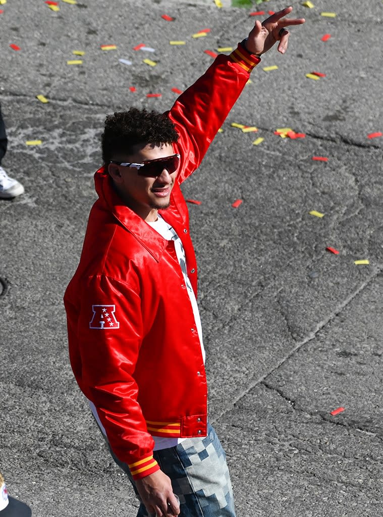 <p><strong>Patrick Mahomes waves to the crowd</strong></p>