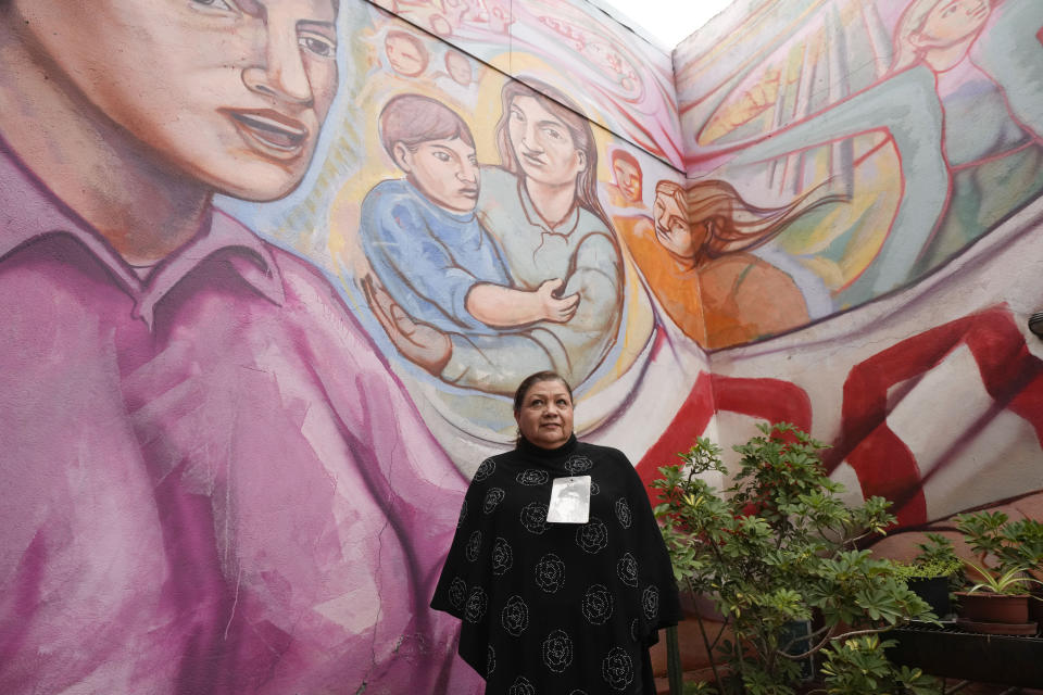 Gaby Rivera, presidenta de la Asociación de Familiares de Detenidos Desaparecidos, posa para una fotografía en el edificio de la organización en Santiago, Chile, el viernes 18 de agosto de 2023. (AP Foto/Esteban Felix)