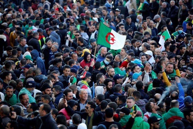 Plusieurs milliers de personnes défilent dans l'est de l'Algérie à Kherrata, le berceau du mouvement antirégime Hirak, le 16 février 2021  - - © 2019 AFP