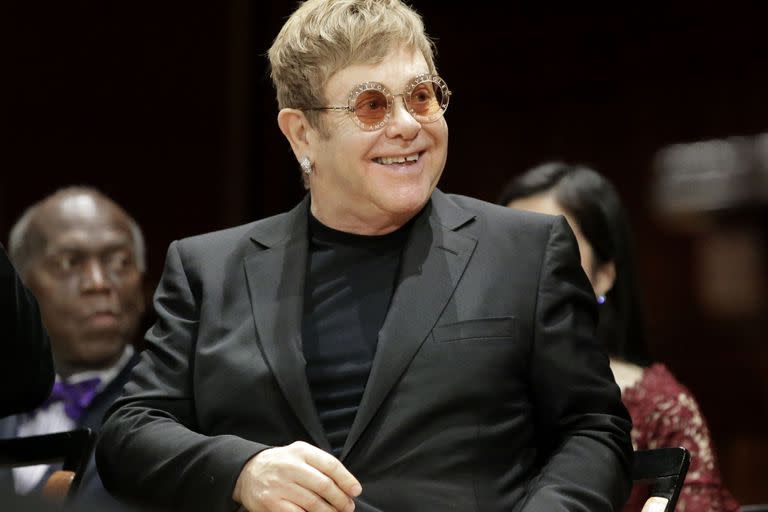 Elton se encontraba disfrutando del verano francés junto a su marido David Furnish y sus dos hijos después de concluir su gira Farewell Yellow Brick Road