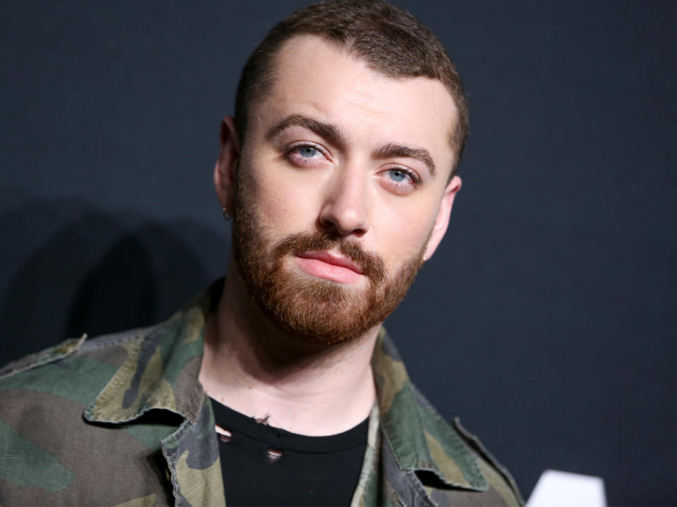 In seinen Liedern verarbeitet Sam Smith seinen Liebeskummer. 2014 absolvierte der britische Sänger in einem Interview mit "The Fader" dann ganz nebenbei sein Outing. Er erzählte nämlich: "Ich war immer nur in unerwiderten Beziehungen, in denen die Leute mich nicht geliebt haben. In dem Song 'In The Lonely Hour' geht es um einen Typen, in den ich verliebt war, aber er liebte mich einfach nicht." (Bild-Copyright: Rich Fury/Invision/AP Photo)