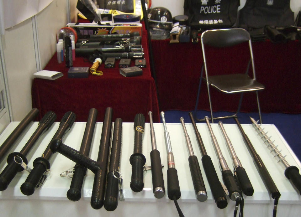 La policía china cuenta con un vasto arsenal de instrumentos de represión. (Foto AP/Amnistía Internacional)