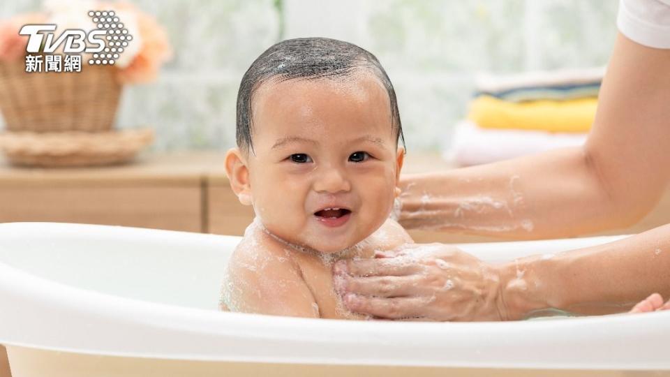台東一名阿嬤幫孫子洗澡。（示意圖，非當事人／shutterstock達志影像）