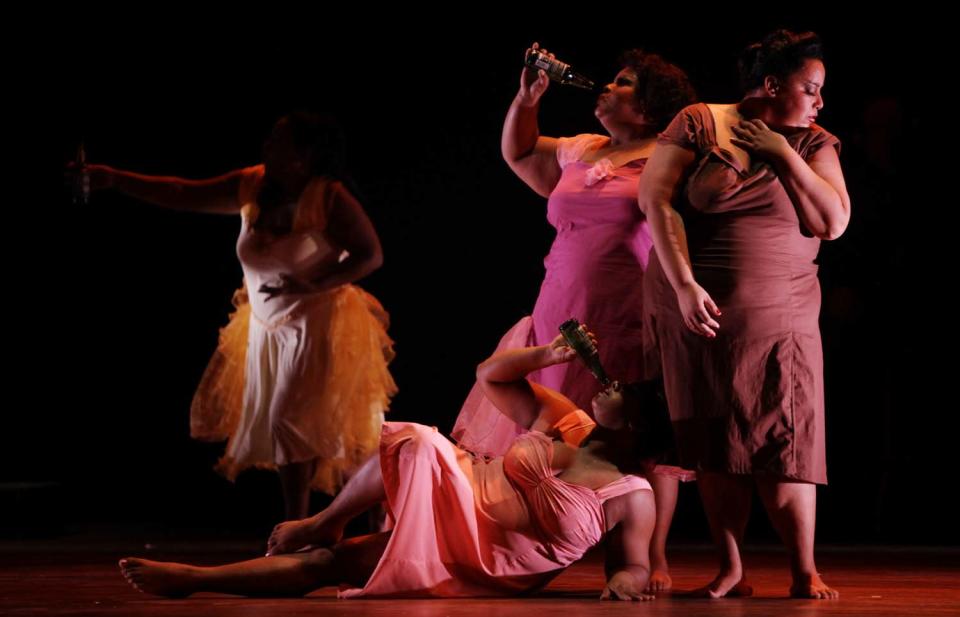 Los integrantes de "Danza Voluminosa", durante el montaje del año anterior llamado "Freddy, una mujer que canta", basado en la vida y obra de la fallecida cantante Fredesvinda García. AP Photo/Javier Galeano